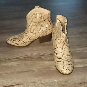 True Craft snakeskin ankle boots Sz 10EUC